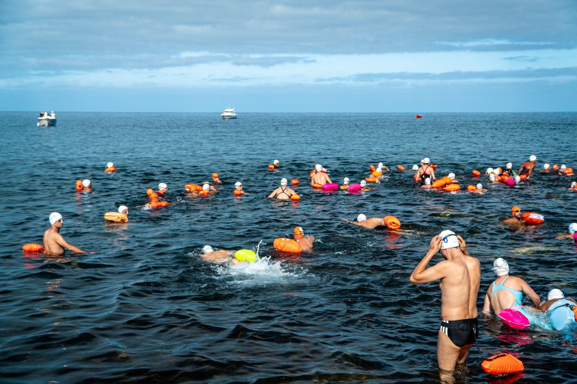 La VI Travesía a Nado Playas de Aridane consolida su éxito deportivo y de sostenibilidad en La Palma.