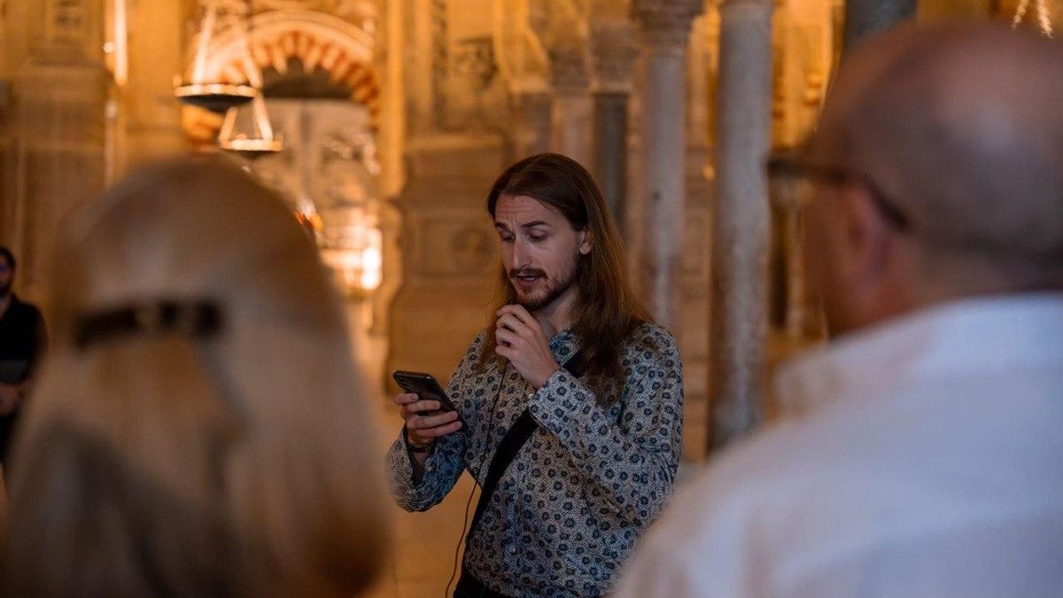‘Elogio en la sombra’: Cosmopoética acerca la visita a Borges a la Mezquita a personas con discapacidad visual
