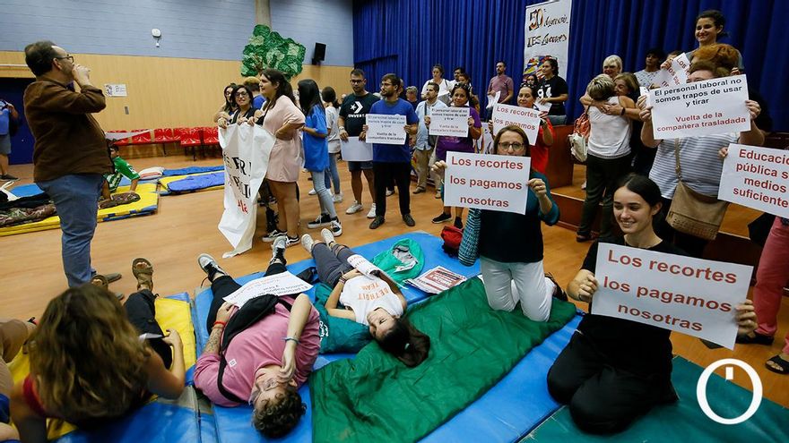 Padres y alumnos del IES Averroes se encierran en el centro ante la falta de personal
