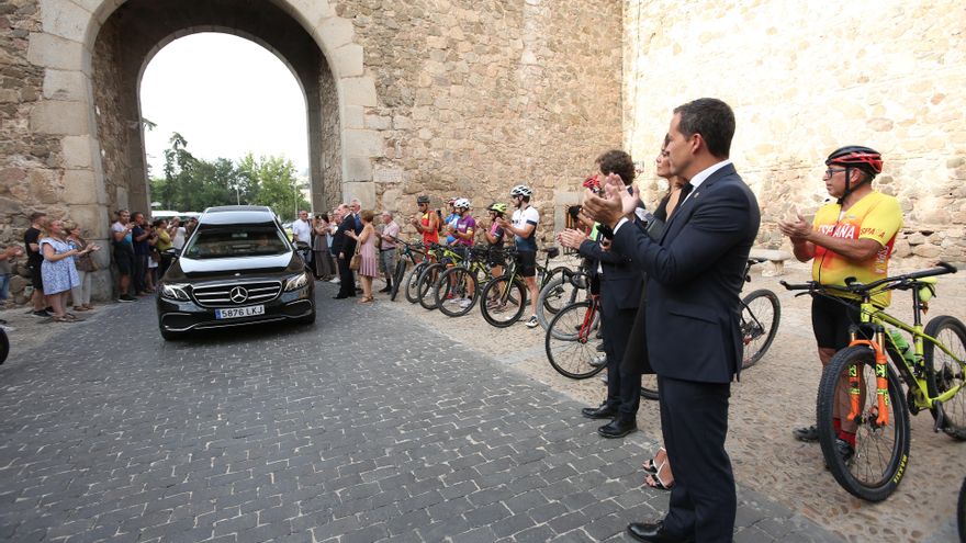 El alcalde de Toledo recibe el féretro de Federico Martín Bahamontes  en la toledana Puerta de Bisagra
