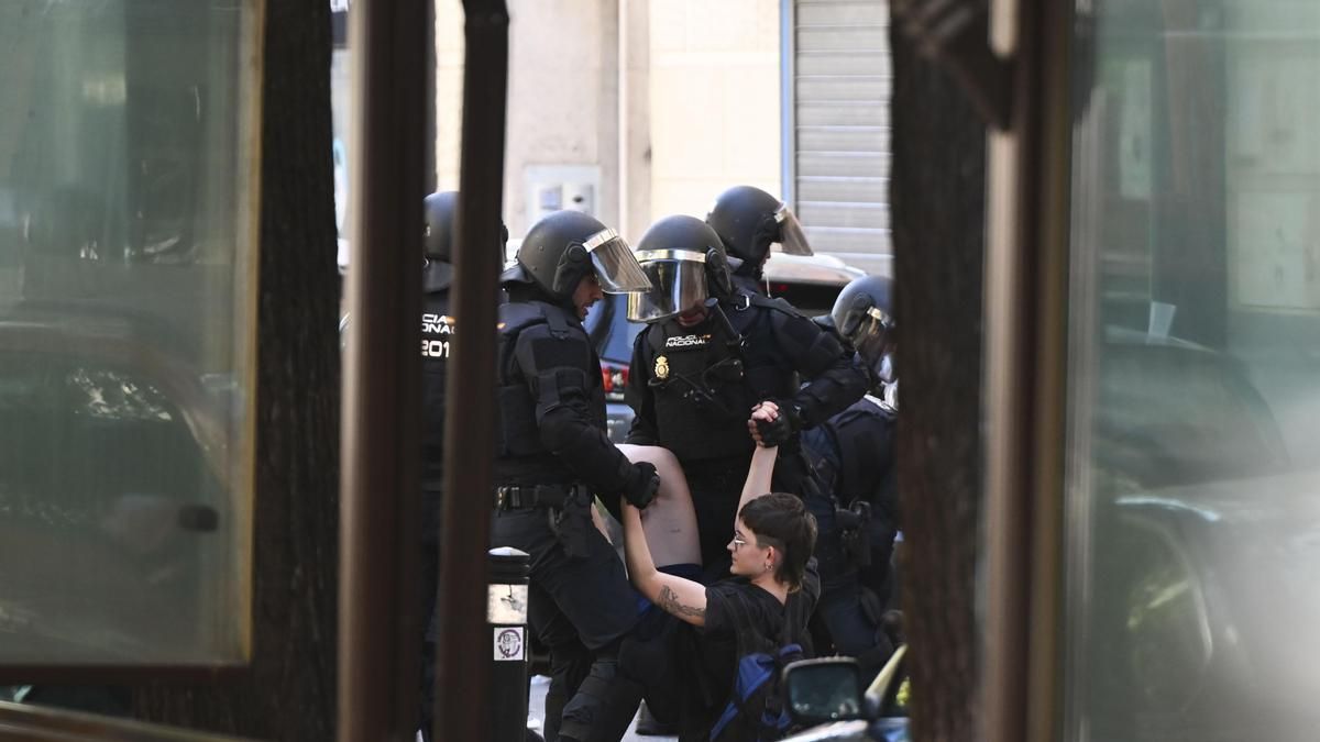 La Policía Nacional saca a rastras a un activista en la calle del Alcalde Sainz de Baranda, en las proximidades del domicilio donde se ha ejecutado el desahucio de Maricarmen, una anciana de 87 años. EFE/ Fernando Villar