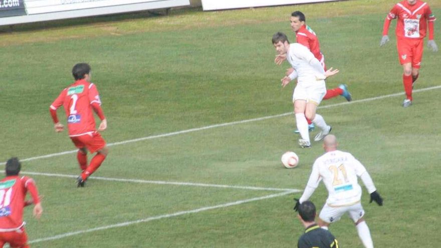 Pase de Viola para Vergara en bocana de gol