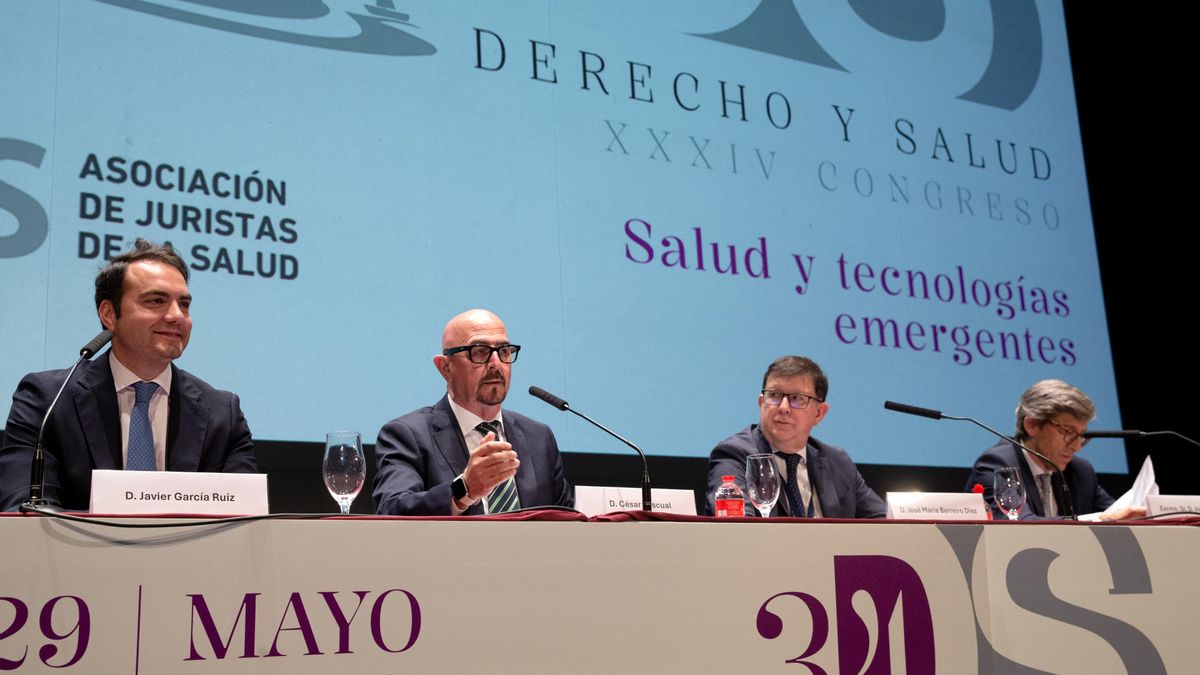 César Pascual (PP) a los graduados en Medicina: "Dentro de pocos años, la tecnología probablemente acertará más veces que nosotros"