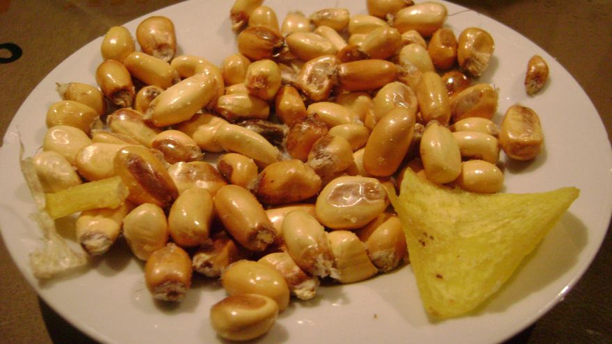 No, el entrante que te ponen en los restaurantes peruanos antes de la comida no son kikos: esto son las canchitas