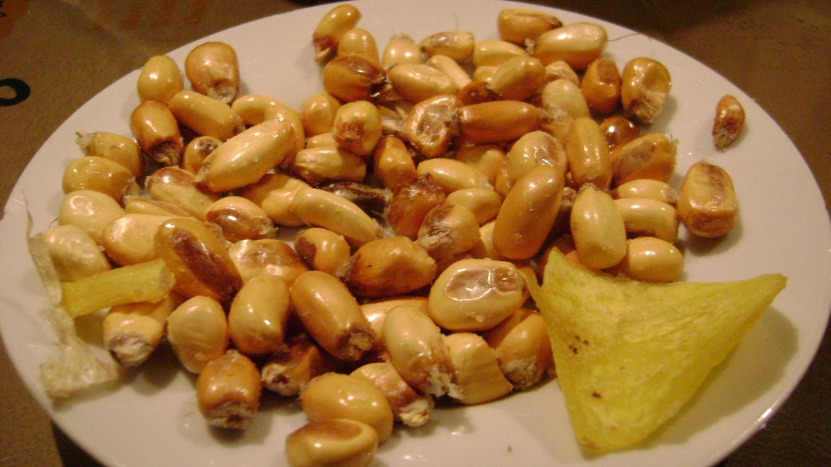 No, el entrante que te ponen en los restaurantes peruanos antes de la comida no son kikos: esto son las canchitas