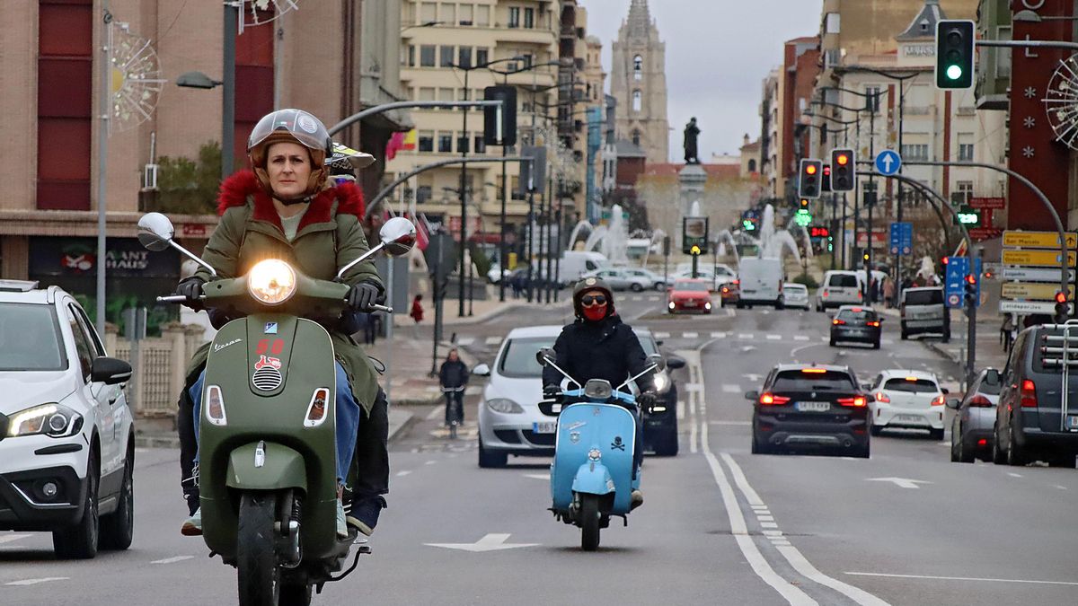 Las 'scooter' transportan a León a otros tiempos sobre dos ruedas