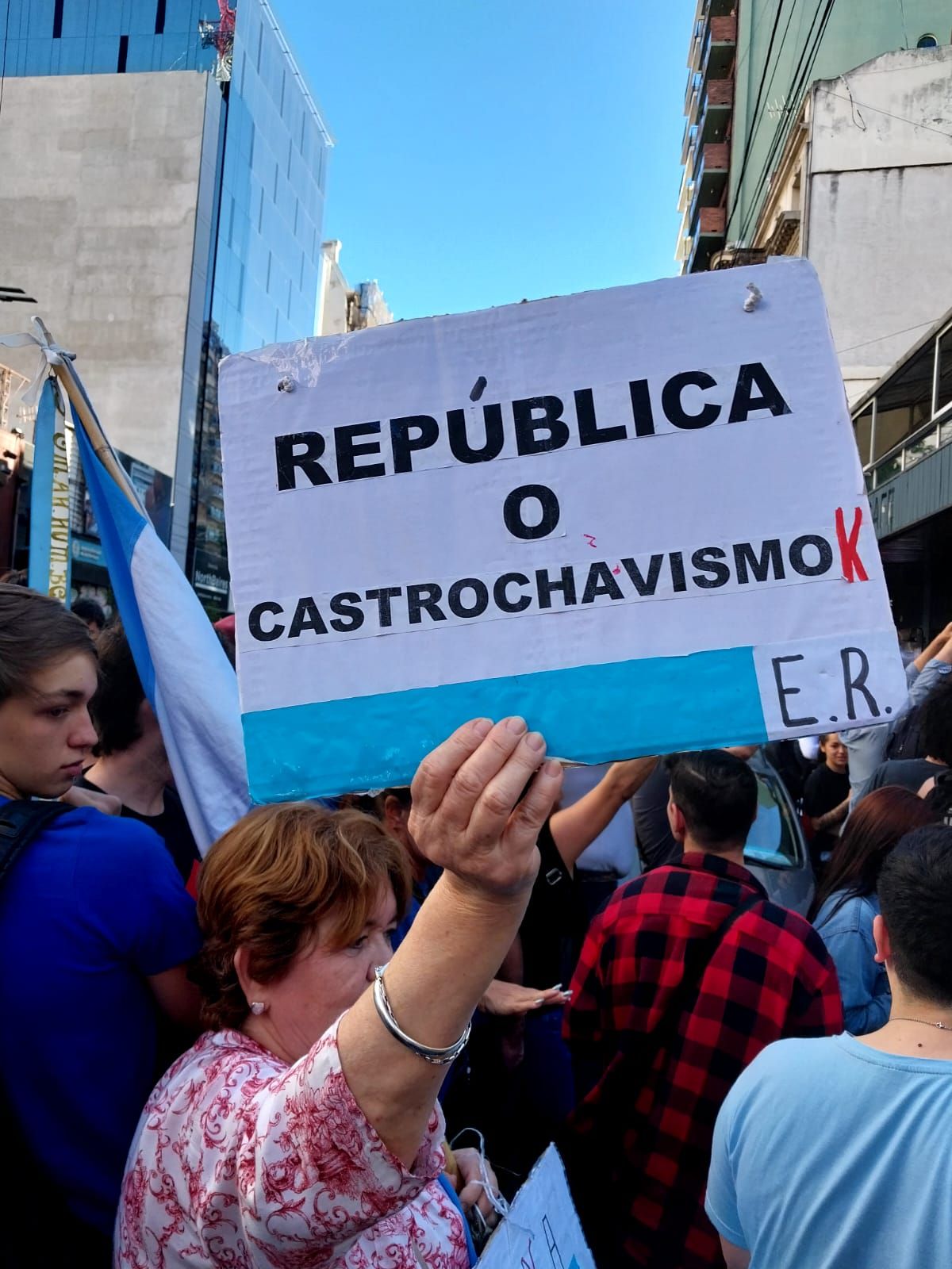 La caminata por Recoleta organizada por Victoria Villarruel