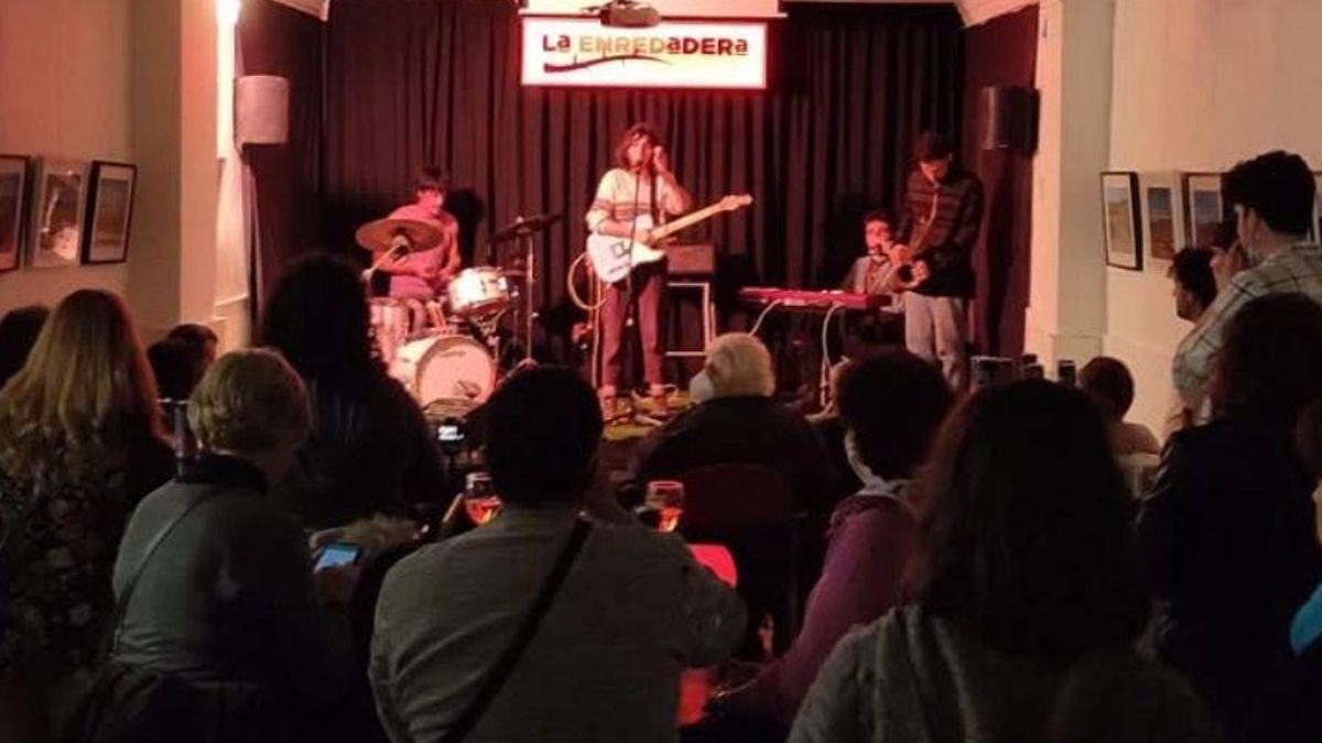 Montserrat Abumalham presenta la novela 'Una comuna en Caltanissetta' en La Enredadera de Mérida