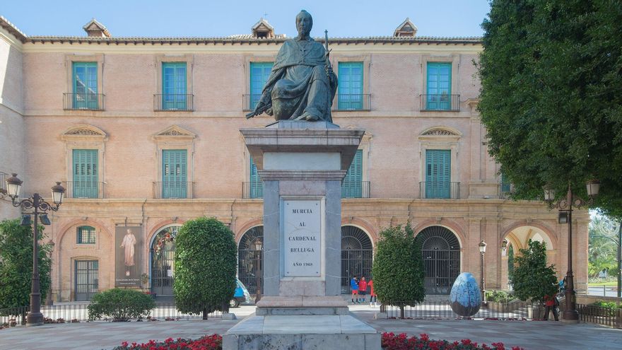 Estatua del Cardenal Belluga, obra de Juan González Moreno, en la Glorieta de España, Murcia