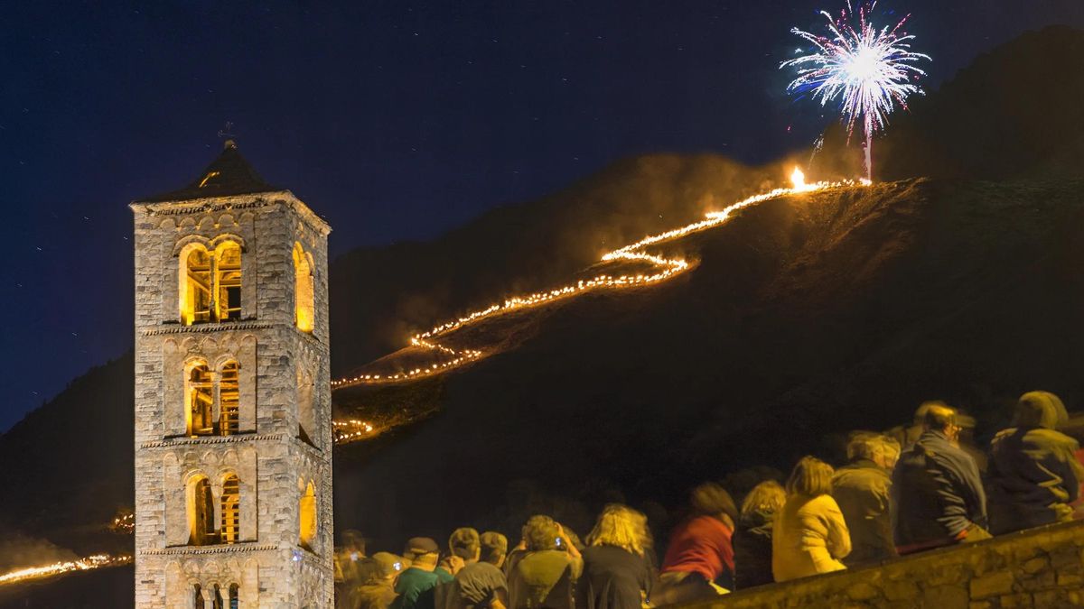 Una serpiente de fuego que baja de las montañas.