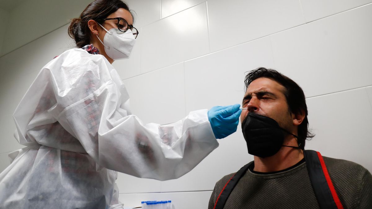 Archivo - Un hombre se somete a un test de antígenos preparado para trabajadores de hostelería en la sede de Makro, en Madrid (España), a 30 de marzo de 2021. La Comunidad de Madrid, en colaboración con la Fundación CEOE y la Confederación Empresarial de