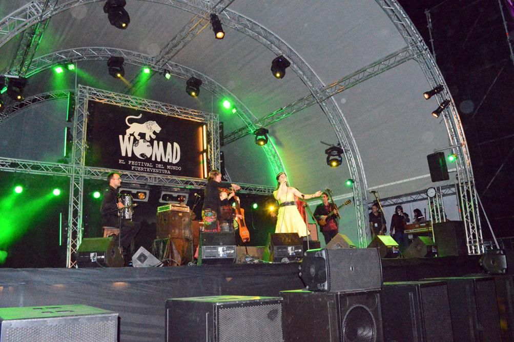 Actuación de Çiğdem Aslan y el grupo She’koyokh en el Womad Fuerteventura 2014 | Iago Otero Paz