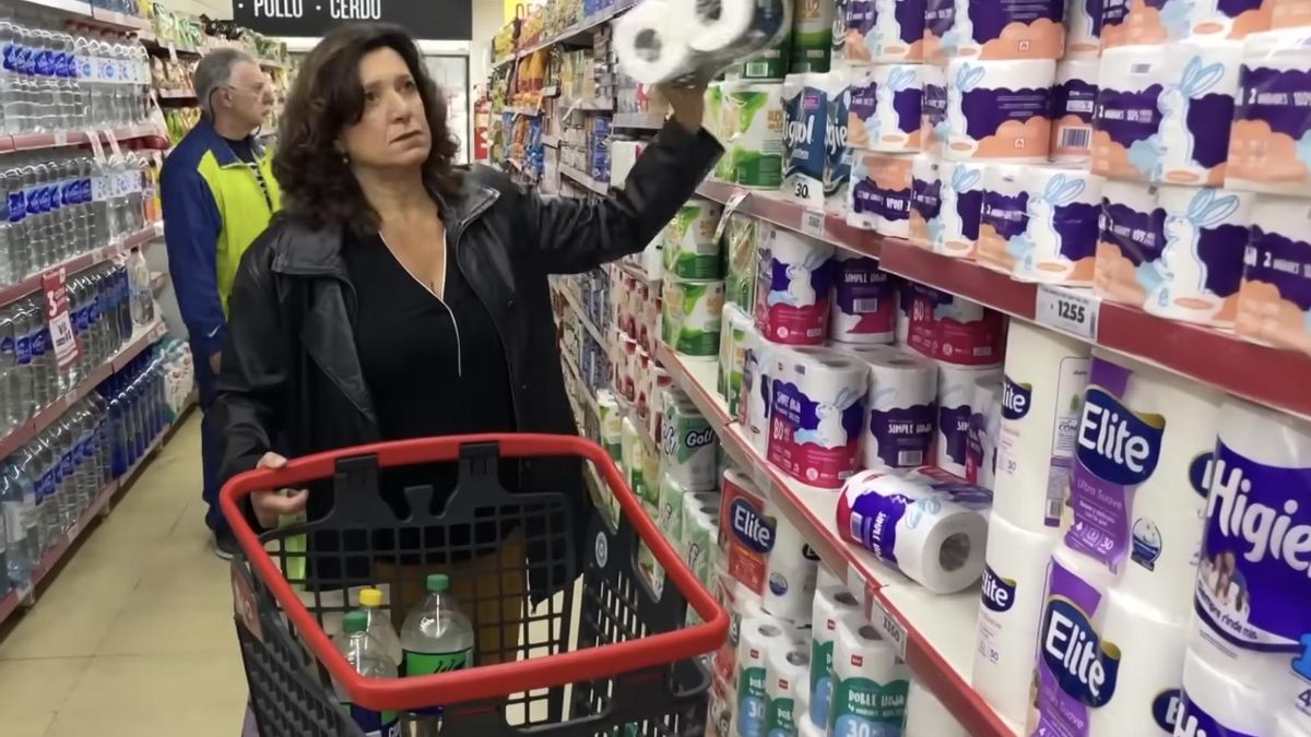 Silvina Casabé, profesora de inglés, consiguió un nuevo empleo en una empresa porque no le alcanza para sus gastos.