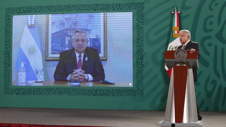 El presidente de México, Andrés Manuel López Obrador, habla con su homólogo argentino, Alberto Fernández (i), durante una conferencia de prensa matutina en el Palacio Nacional, hoy, en Ciudad de México (México)