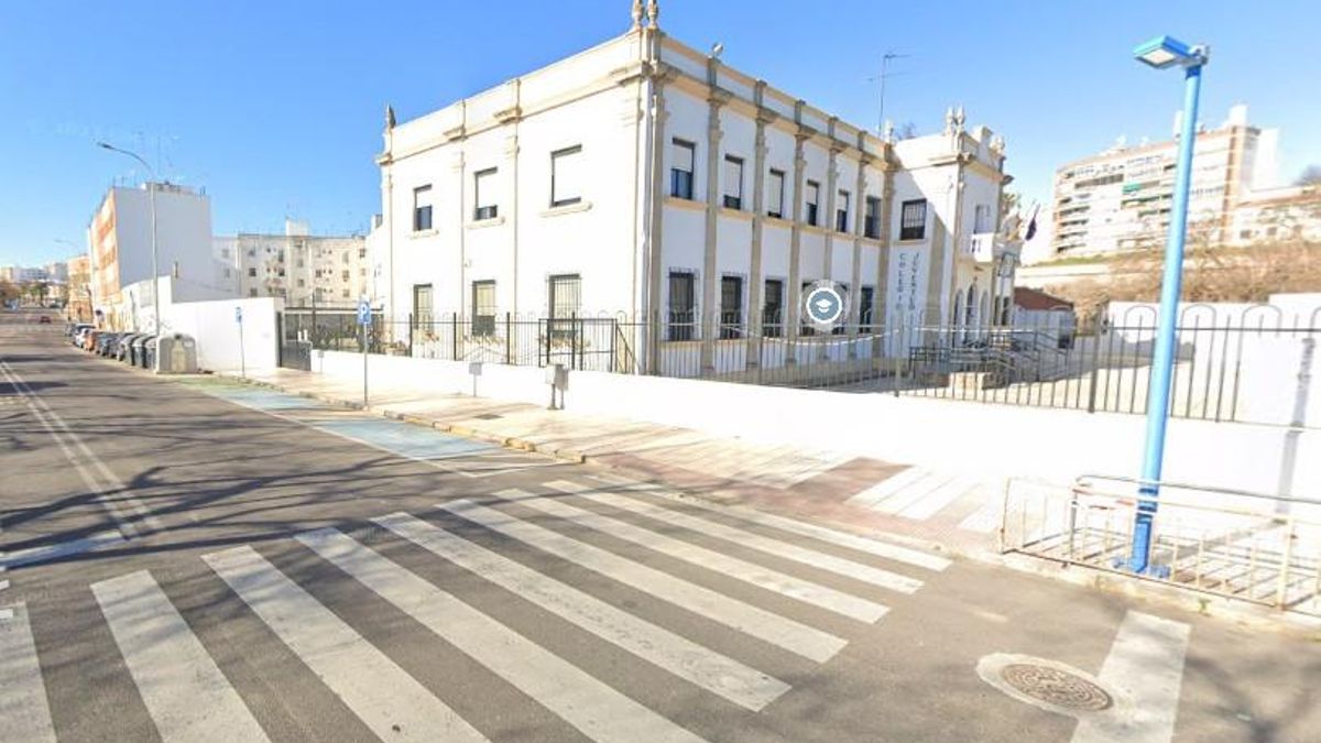 Colegio público Juventud en la avenida de Pardaleras, Badajoz, donde en octubre pasado un niño fue atropellado por un patinete