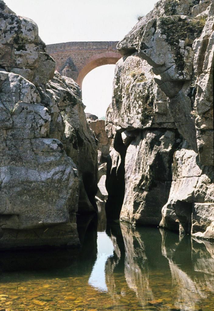El río Pusa a su paso por el puente viejo de Santa Ana de Pusa (Toledo)