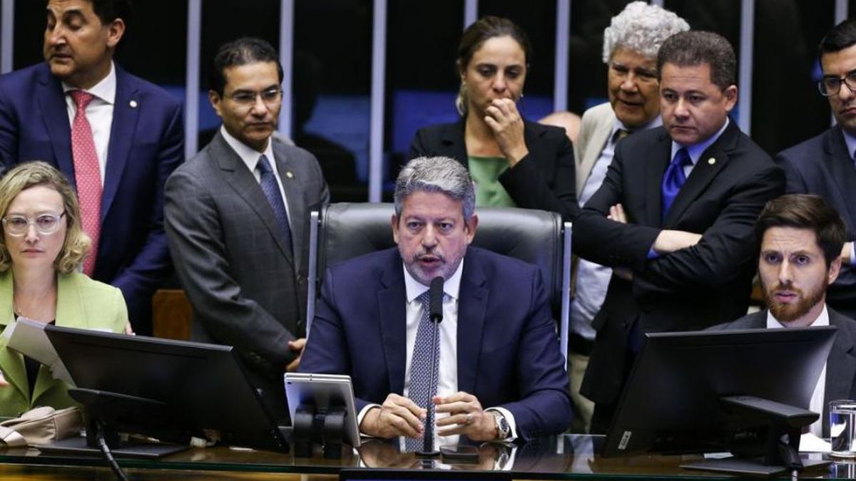 Artur Lira, presidente de la Cámara de Diputados brasileña, vota el código.