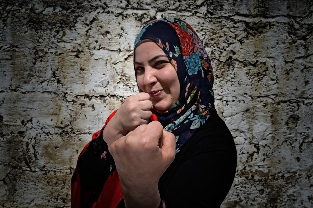 Rawand de 29 años es traductora: “En un mundo de conflictos, puede ser complicado sobrevivir así que ser fuerte se convierte en una necesidad. Gaza te enseña a vivir la vida al máximo. No puedes sobrevivir si eliges ver el lado equivocado. Los que vivimos en aquí tratamos de buscar el aspecto positivo y aprender de lo que hay, de las masacres, de la pobreza, pero también de la alta tasa de educación que tenemos. Deseo que tengamos todos los derechos humanos básicos, como la libertad de pensamiento, libertad para viajar, todos los derechos humanos más sencillos, eso es todo”. Fotografía: Ovidiu Tataru.