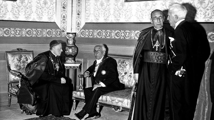 Alcalá-Zamora (presidente de la República) conversa con monseñor Tedeschini (izquierda). A la derecha, Portela Valladares (presidente del Gobierno) junto al cardenal Francisco Vidal y Barraquer. Sede de la Nunciatura, 1935.
