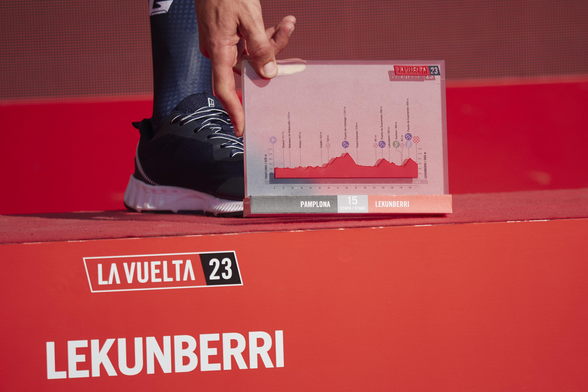 Trofeo del ganador de la etapa entre Pamplona y Lekunberri con el perfil del recorrido.