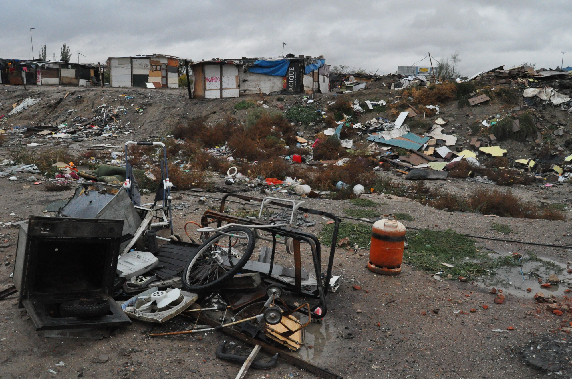OCTUBRE. Así quedó el poblado de El Gallinero, situado a 15 kilómetros de la Puerta del Sol madrileña después de una de las demoliciones. Muchos gobiernos en la Unión Europea siguen sin asumir sus obligaciones en materia de acceso a salud, educación y vivienda, cargando la responsabilidad a las medidas de austeridad impuestas por Bruselas. Uno de los ejemplos es el de la población romaní, que sigue siendo objeto de discriminación en Europa, pero también sucede en España. Y no sólo El Gallinero. Las familias de Puerta del Hierro o el de Cañada Real han visto como sus casas eran derrumbadas sin tener garantizado un alojamiento alternativo adecuado.  #DerechoAvivienda // © Amnistía Internacional/JIC