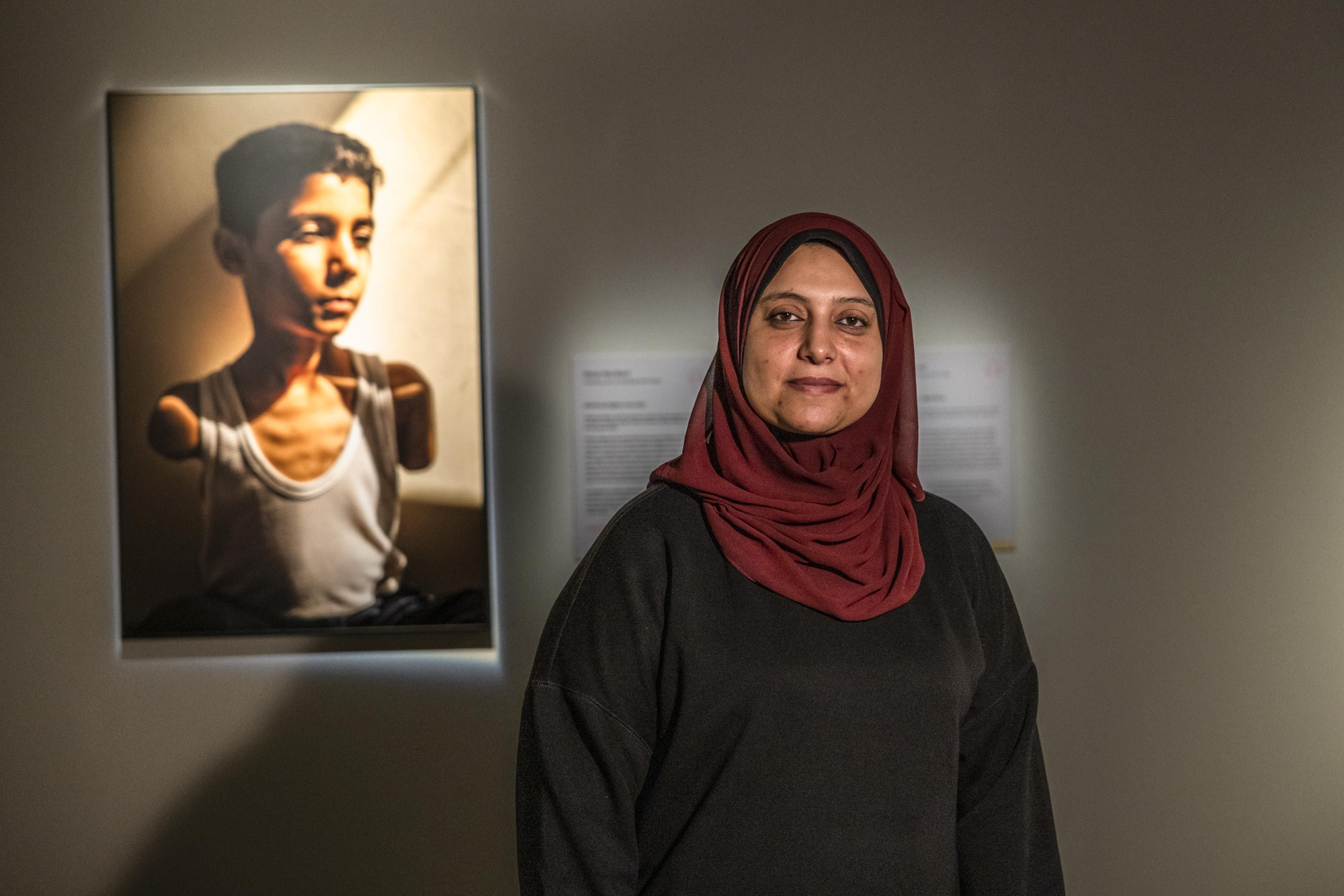 Samar Abu Elouf con el retrato de Mahmoud al fondo.