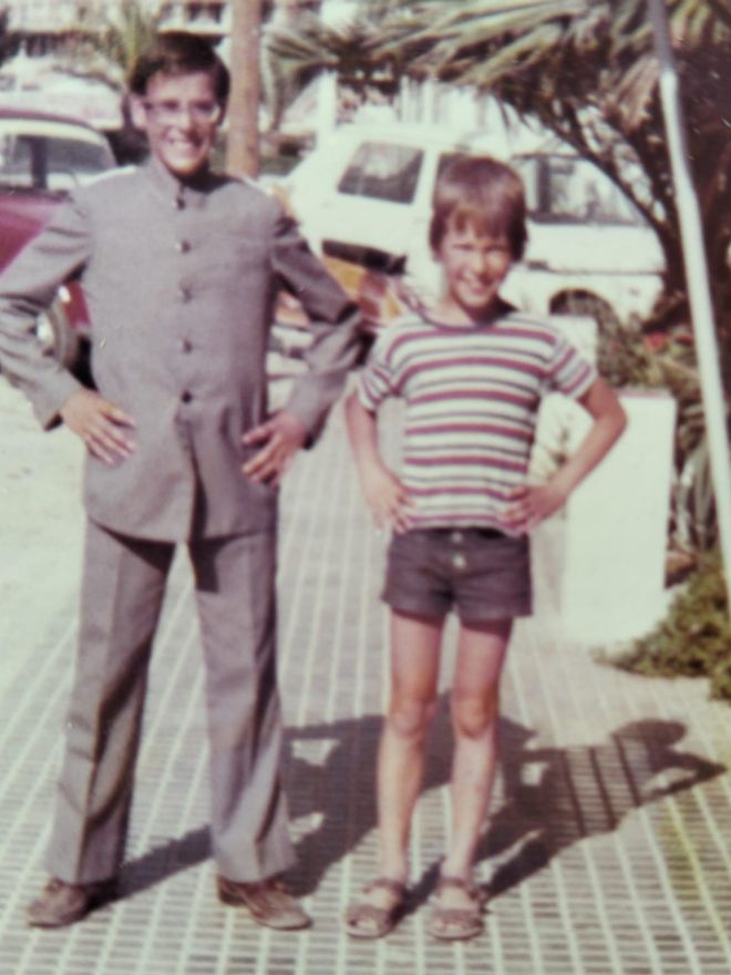 A la izquierda, un joven botones en un hotel de Ses Figueretes (Eivissa), en los años setenta, junto a uno de los niños alojados con sus familias en el establecimiento