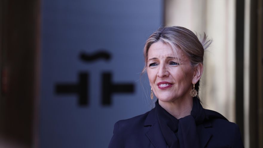 La vicepresidenta segunda y ministra de Trabajo, Yolanda Díaz, a su llegada al acto celebrado con motivo de los cuatro años del comienzo de la lucha contra el Covid, este miércoles en el Instituto Cervantes en Madrid. EFE/Javier Lizón