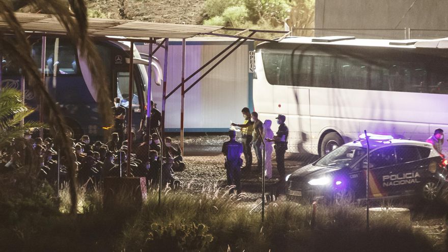 Varios inmigrantes llegan a Barranco Seco, donde se ha habilitado una instalación militar para la acogida de migrantes