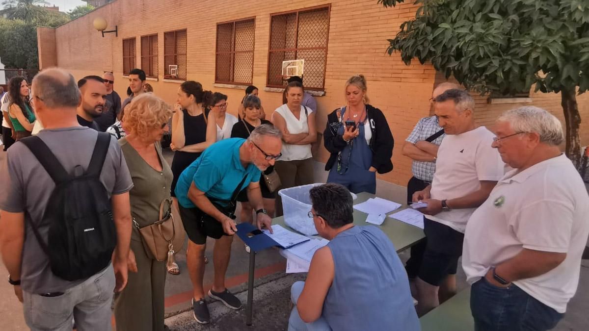 Votación por la zona de aparcamiento en el barrio del Zumbacón