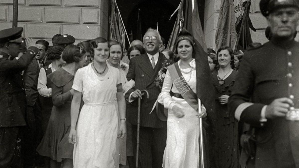 Niceto Alcalá Zamora, en Eibar, con una joven con una banda tricolor con el nombre de la localidad