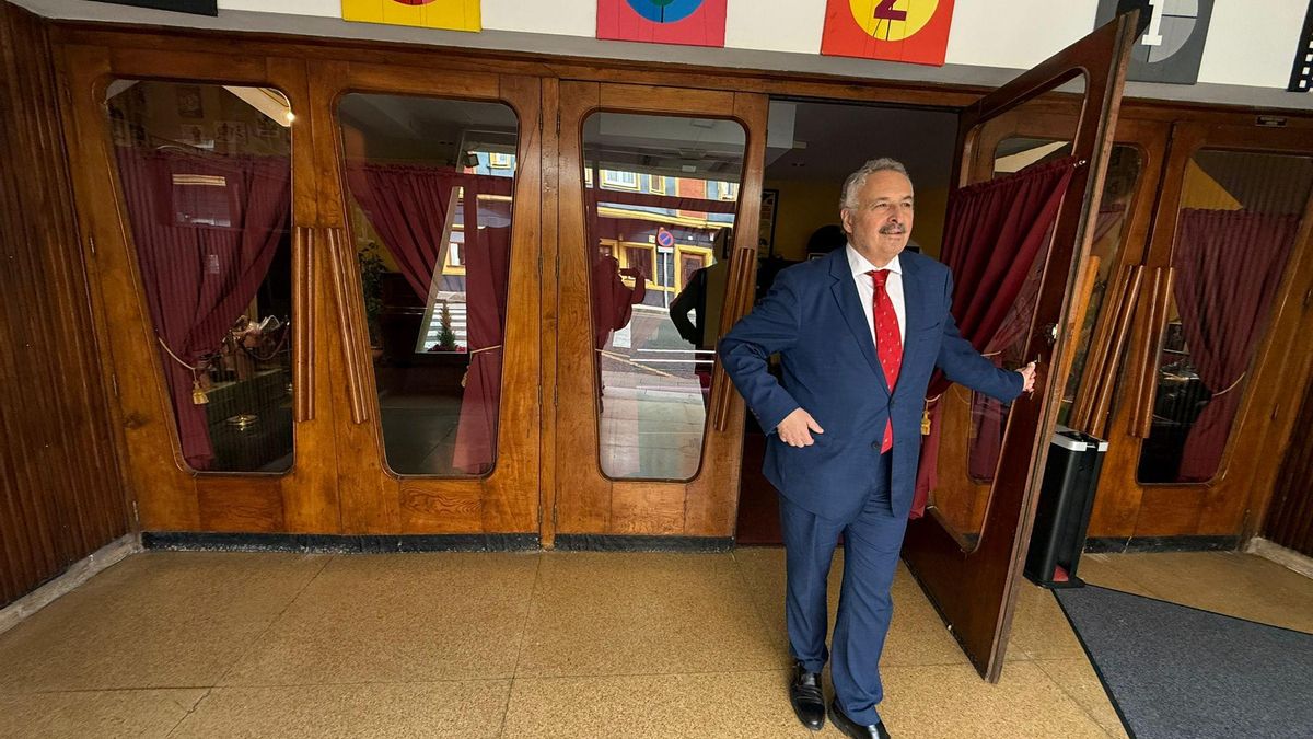 Alain Fernández abre las puertas del teatro candasín.