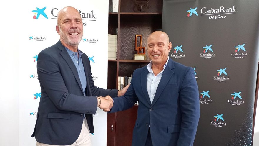 Antonio Marcelino Santana y Andrés Guerra durante la firma del acuerdo de patrocinio.