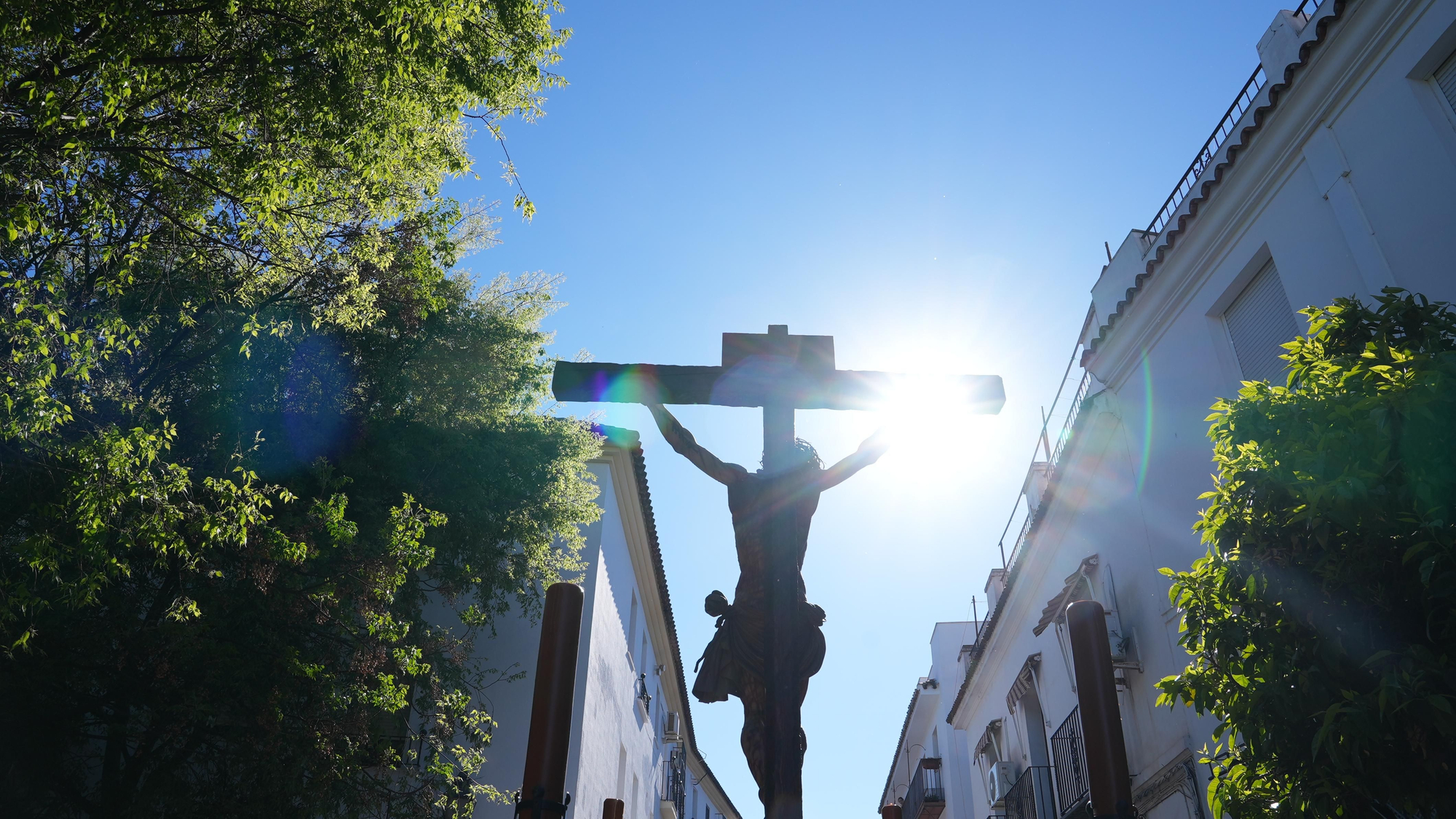 La estación de penitencia de la Hermandad Universitaria, en imágenes