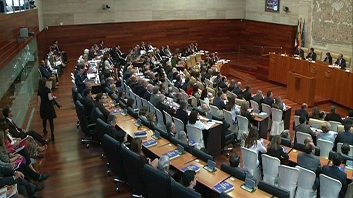 El Parlamento de Extremadura celebra el 30º aniversario de su constitución con una defensa de la etapa autonómica