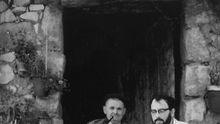 Los mequinenzanos recuerdan a Jesús Moncada escuchando las anécdotas de los mayores.