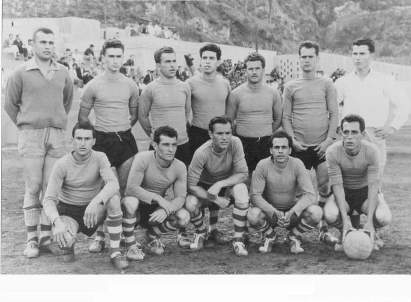 Atlético Paso. Temporada 1962/63. Mederos, Chiche, Arteaga, Juvenal, Farrique, Peracho, Mamiro.
Cristóbal, Pepe, Pedrianes, Juanelo y Luis Pérez. Última temporada en activo en el At. Paso de Farrique.