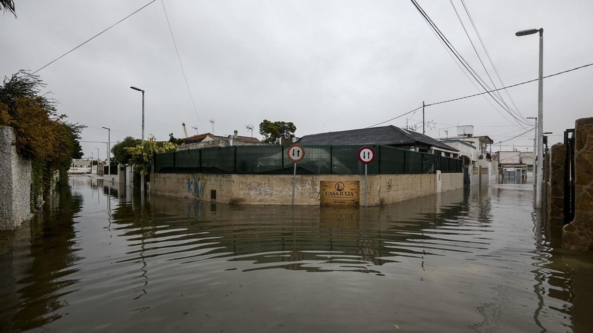 Inundaciones en la zona residencial próxima a la playa de Rafalcaid, en la localidad de Gandía este lunes.