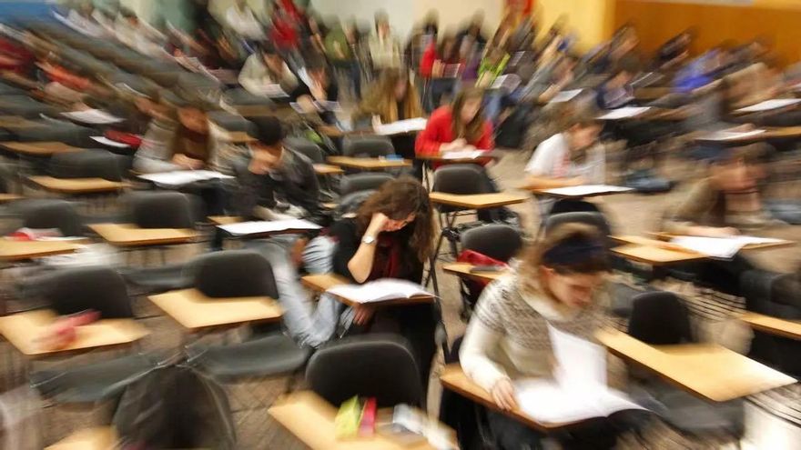 El primer examen de Illa: calmar al profesorado y remontar los malos resultados del alumnado