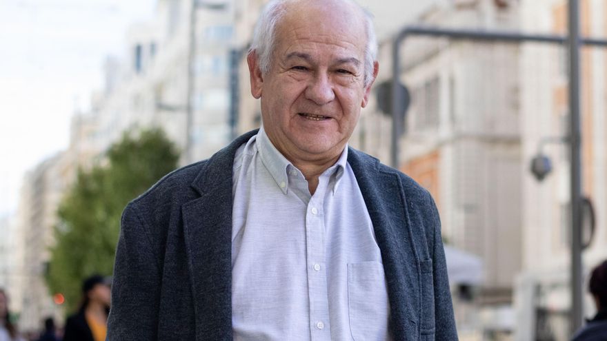 El catedrático Enrique Palazuelos en la Gran Vía de Madrid.
