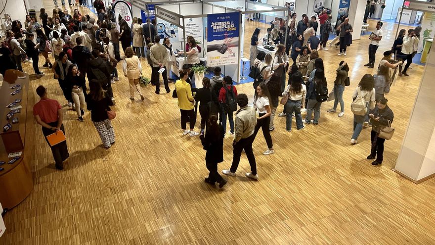 Más de mil personas participan en la Feria de Empleo organizada por la UC y el Ayuntamiento de Santander.