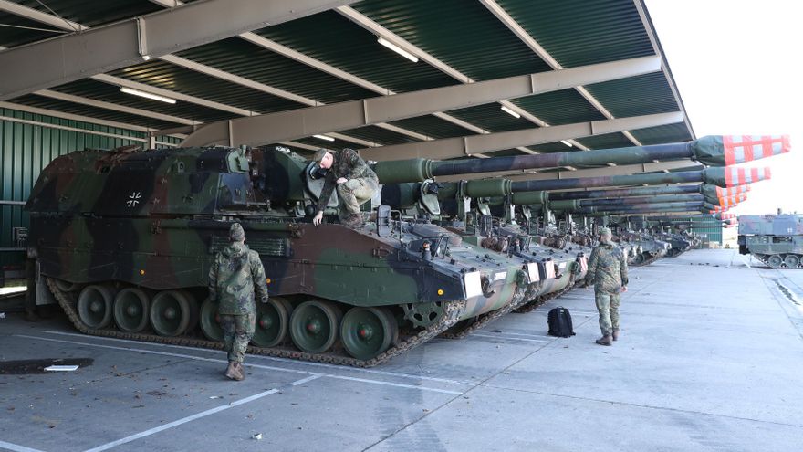 Obuses autopropulsados tipo Panzerhaubitze PzH 2000 del ejército alemán preparados antes de ser cargados en camiones en el cuartel de Hindenburg en Munster, al norte de Alemania, el pasado mes de febrero. EFE/EPA/FOCKE STRANGMANN