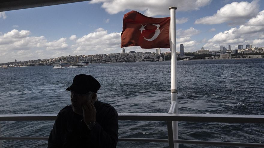 Turquía rescata a 43 migrantes en el mar y acusa a Grecia de expulsarlos