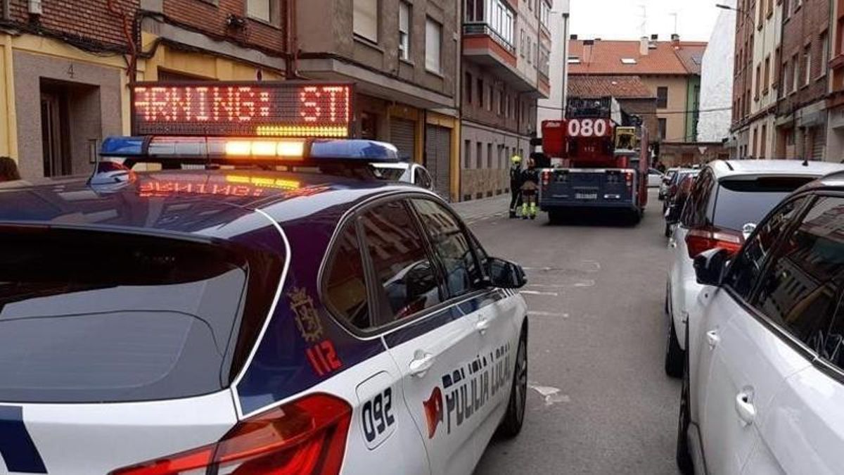 Intervención de Policía Local y Bomberos de León en un incendio en la calle Palomera.