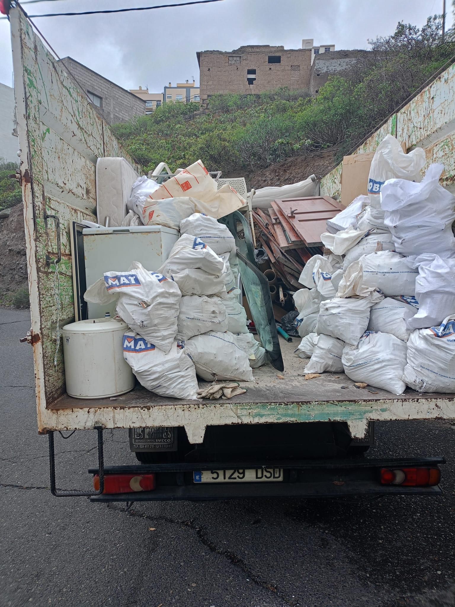 Trastos recogidos por el camión en un barrio de Las Palmas de Gran Canaria.