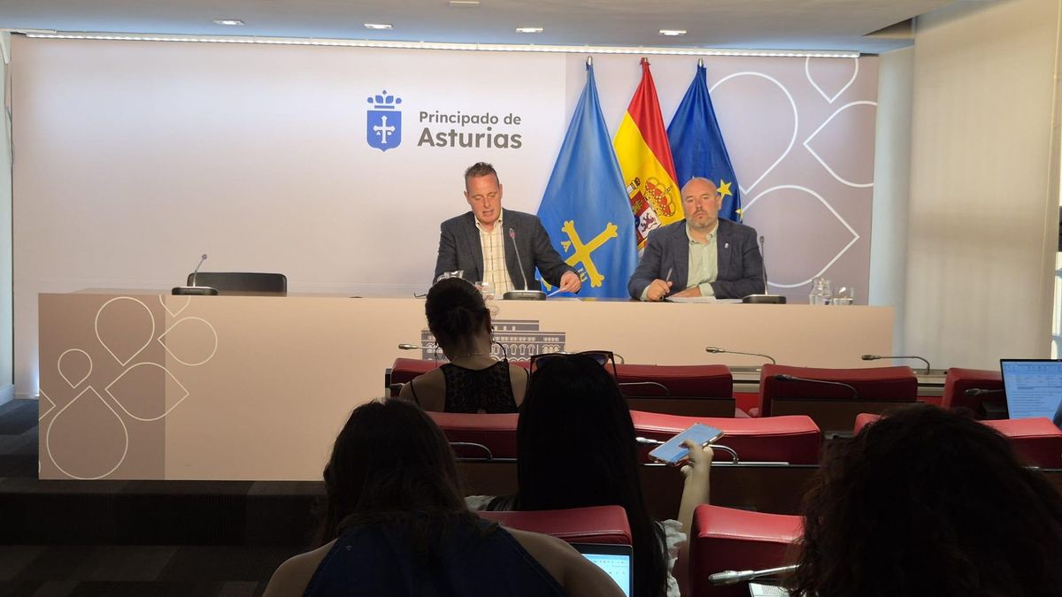 El consejero de Medio Rural de Asturias, Marcelino Marcos Líndez, a la izquierda, junto al director general de Planificación Agraria, Marcos da Rocha, este martes, en la rueda de prensa celebrada en Oviedo/Uviéu.