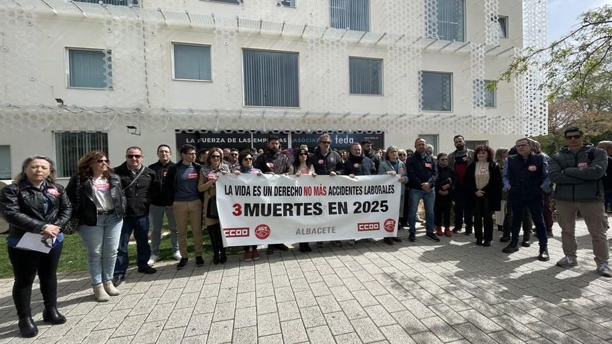 CCOO y UGT se concentran por el trabajador fallecido en Villarrobledo.