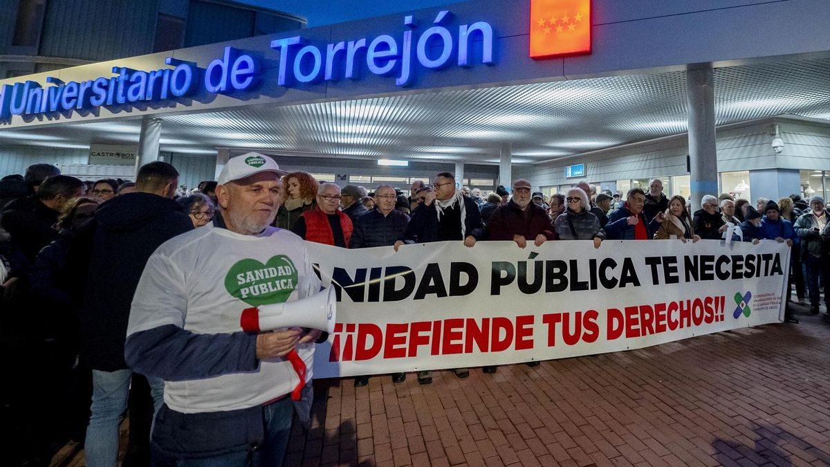 Manifestantes por la sanidad pública, frente al Hospital de Torrejón el pasado 12 de diciembre