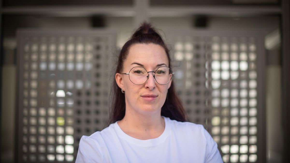 Sara posa frente a la entrada a su bloque, horas después de hacer pública la sentencia que declara nulas seis de las siete cláusulas abusivas que les aplica el fondo Nestar.