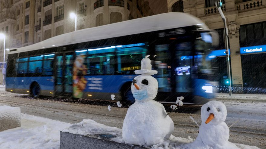 El Ayuntamiento de Madrid ha suspendido para hoy sábado el servicio de autobuses urbanos de la EMT debido a la gran nevada caída en las últimas horas sobre las calles de la capital a causa de la borrasca Filomena. EFE/RODRIGO JIMENEZ